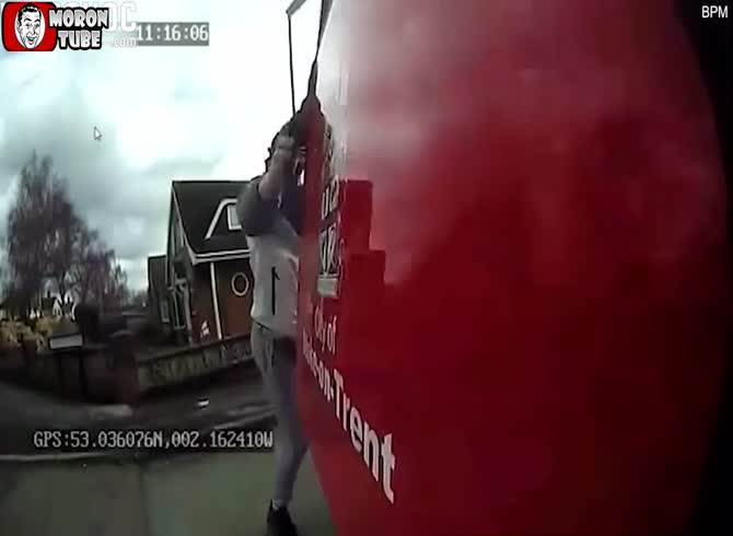 Video :Stoke-on-Trent refuse collecting personnel are violently attacked